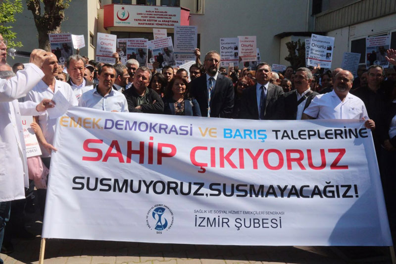 İzmir'de Sağlık Emekçileri  SÜRENKÖK ve  BAKAY için Eylemdeydi