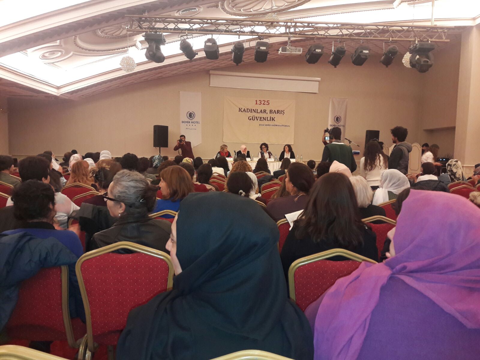 Diyarbakır’da “Kadın, Barış ve Güvenlik” Paneli Düzenlendi