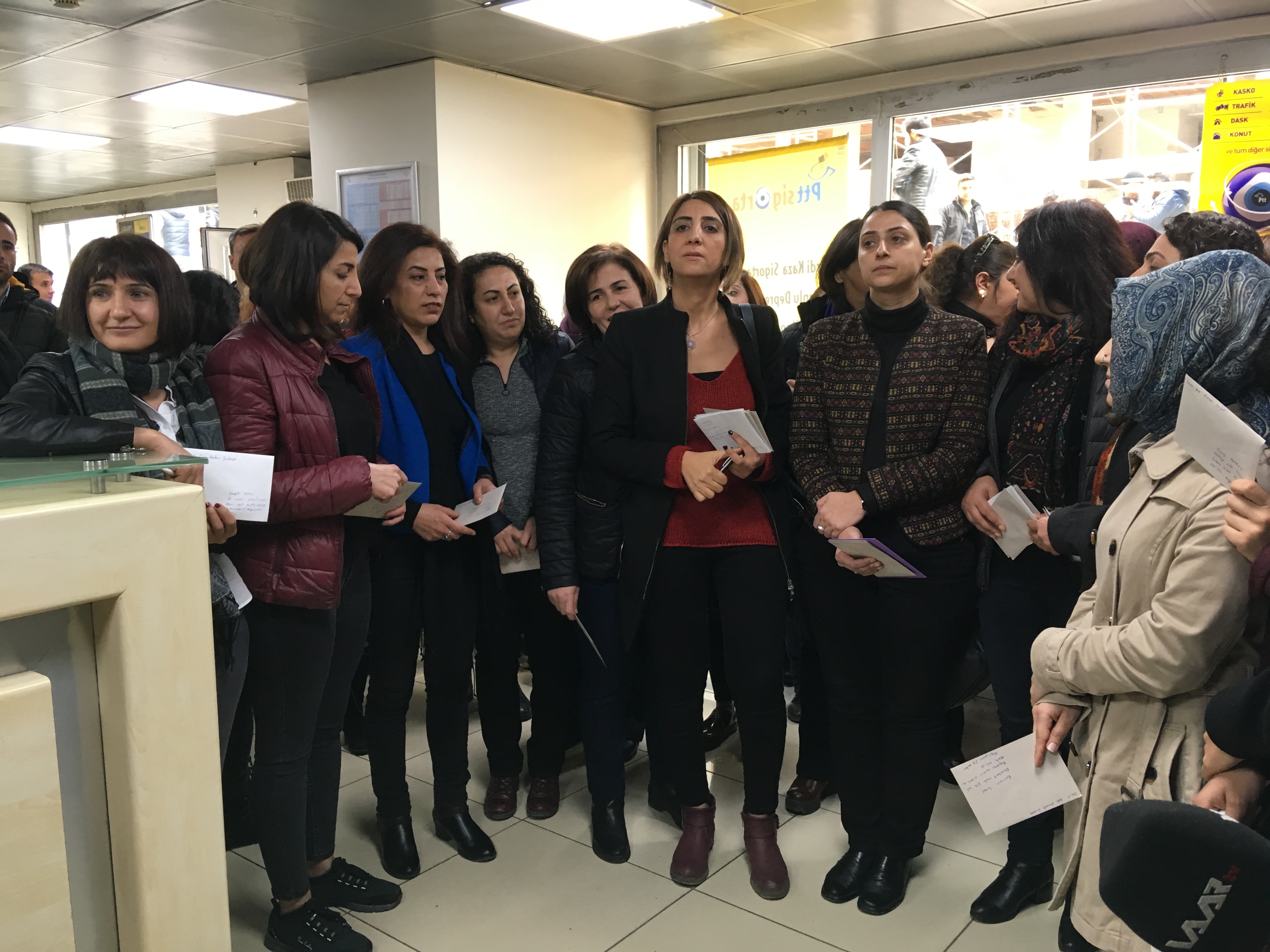 Diyarbakır’da Tutsak Kadınlara Kart Gönderildi