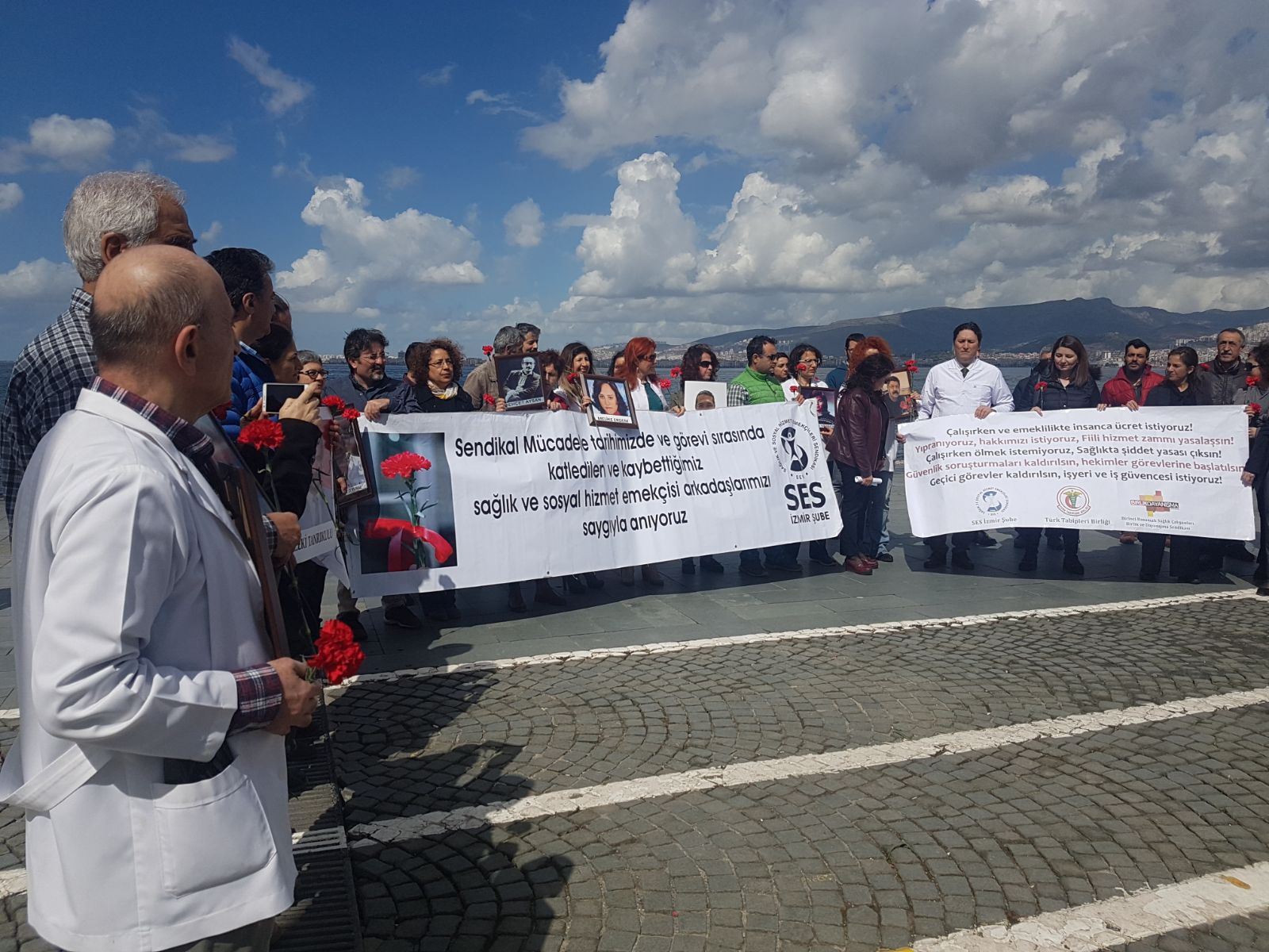İzmir Şubemiz Katledilen ve Kaybettiğimiz Sağlık ve Sosyal Hizmet Emekçilerini Denize Karanfil Bırakarak Andı