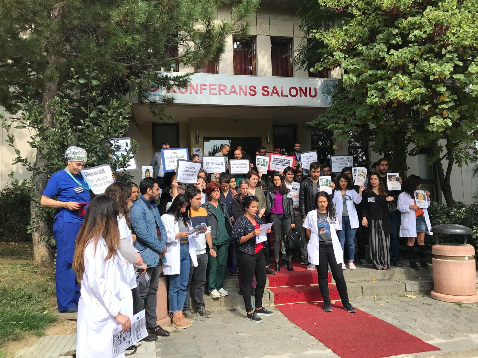 Dr. Fikret Hacıosman İçin İstanbul'da Hastane Önlerinde Anma Yapıldı
