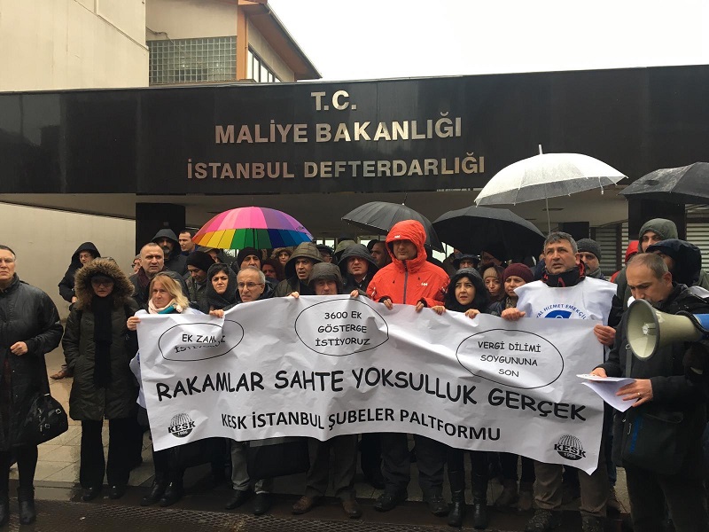 KESK’liler İstanbul’da Defterdarlık Önünde Bordrolarını Yaktı