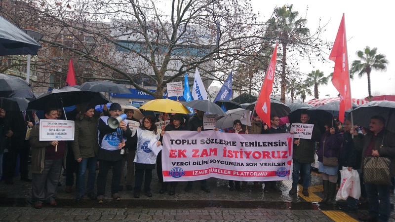 İzmir’de KESK’liler İnsanca Yaşayacak Ücret Talebiyle Bordrolarını Yaktı