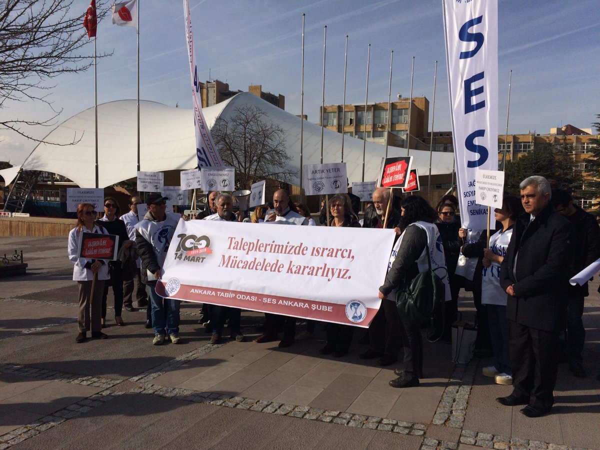 Sağlık Emekçileri 14 Mart Sağlık Haftasında Hacettepe Üniversitesi Hastanesi Önünde Eylem Yaptı