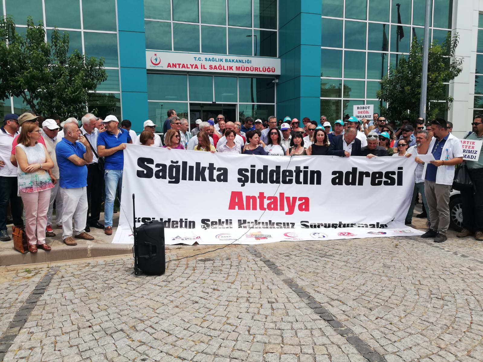 Antalya’da 104 Sağlık Çalışanına Yönelik Soruşturma Protesto Edildi