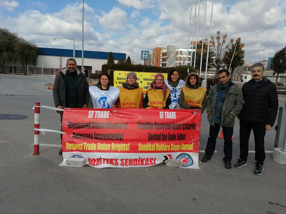 İzmir Şubemiz 107 Gündür Direnen SF Trade İşçisi Kadınları Ziyaret Etti