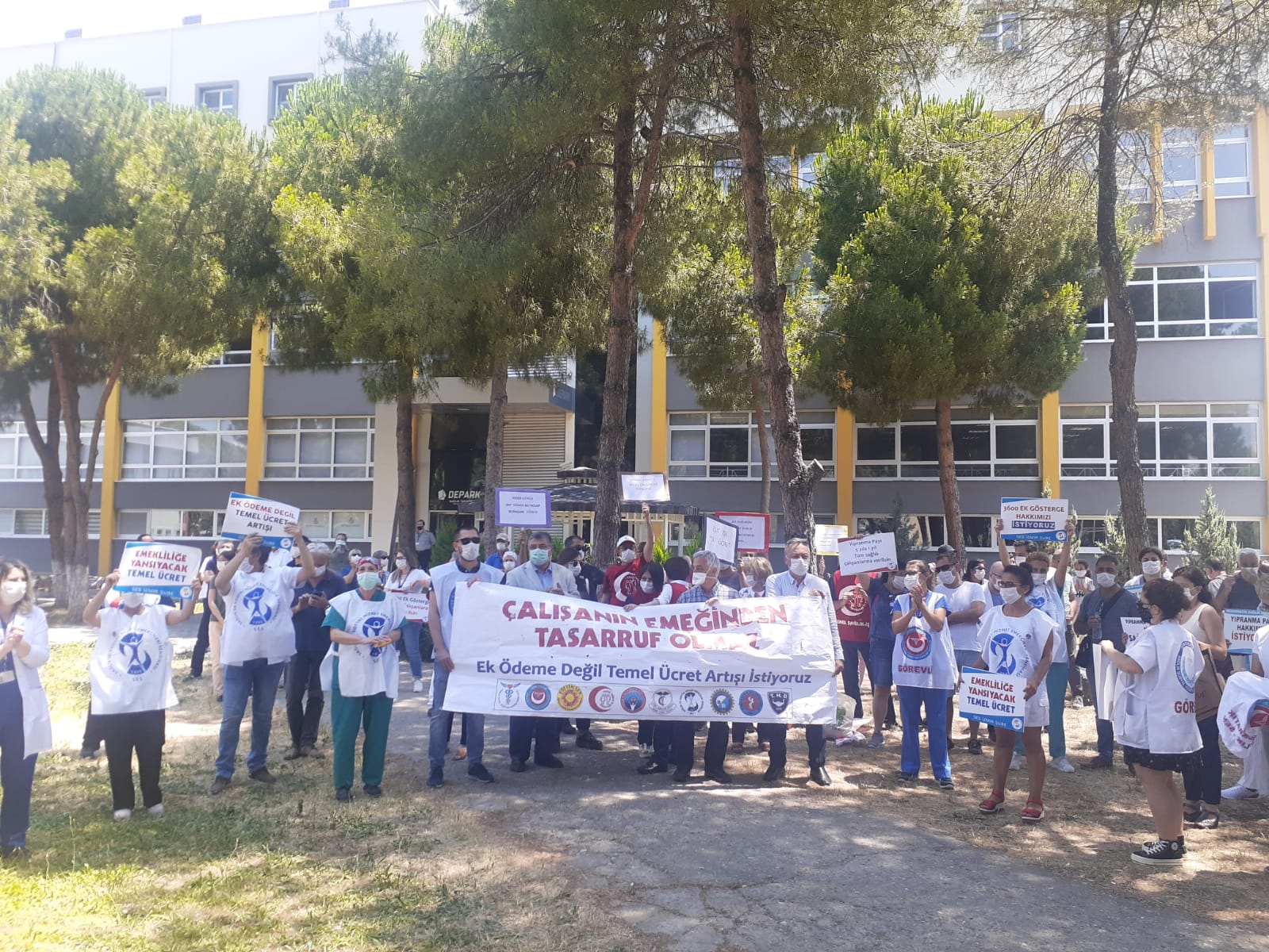 İzmir Dokuz Eylül Üniversitesi Tıp Fakültesi Hastanesi'ndeki Eyleme Destek Artıyor