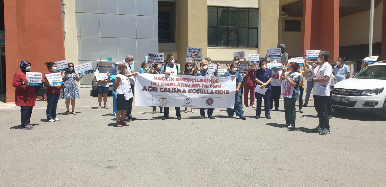 İzmir Atatürk Eğitim ve Araştırma Hastanesi Önünde Hemşire İntiharlarıyla İlgili Eylem
