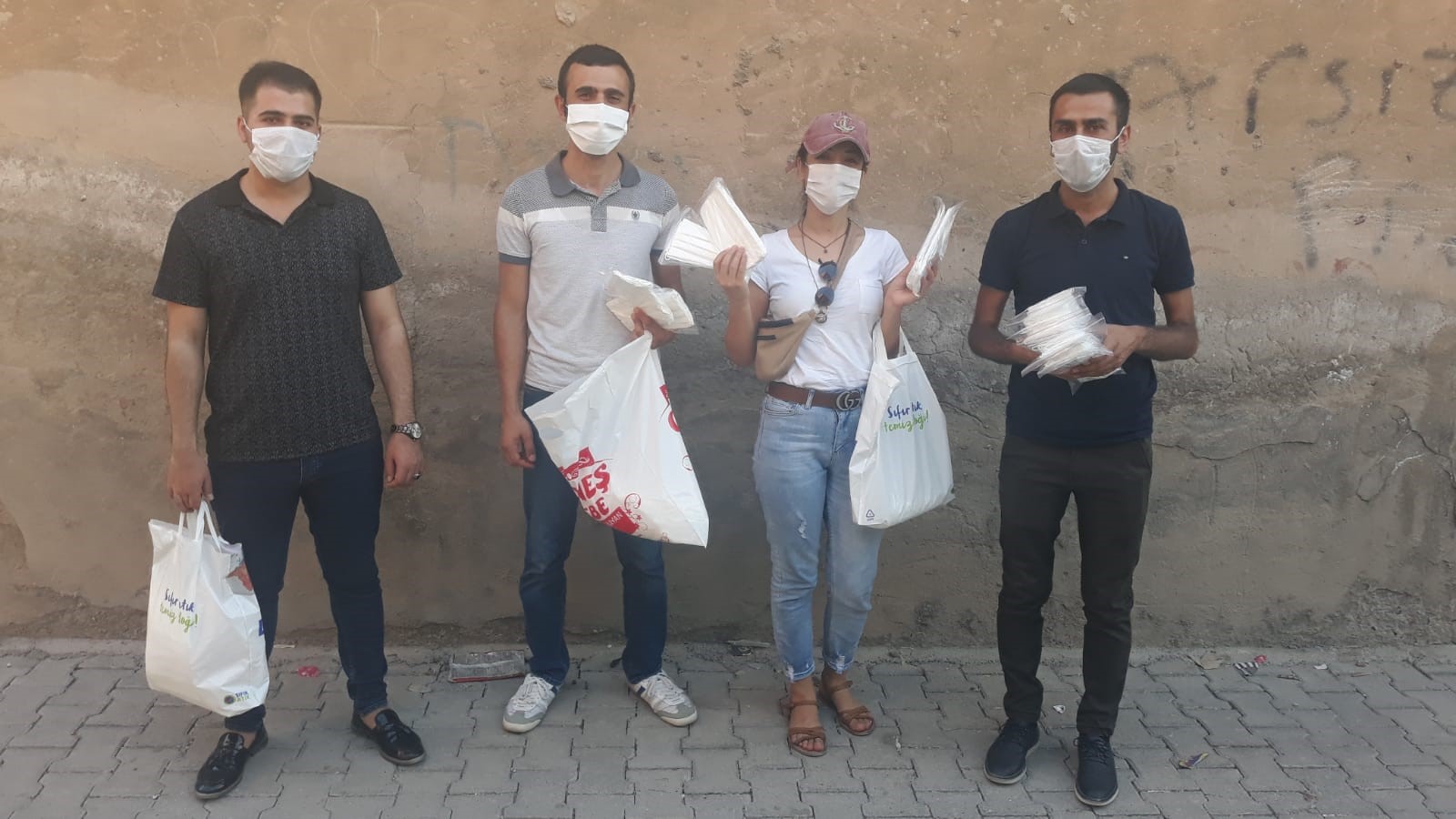 Sağlık Emekçileri Cizre’de Halka Maske Dağıttı