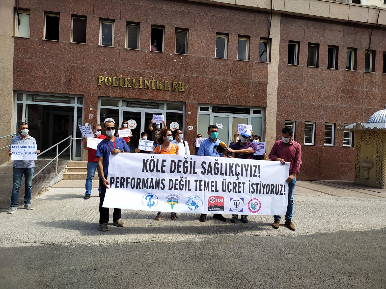 Diyarbakır Sağlık Platformu: Köle Değil Sağlıkçıyız, Performans Değil Temel Ücret İstiyoruz