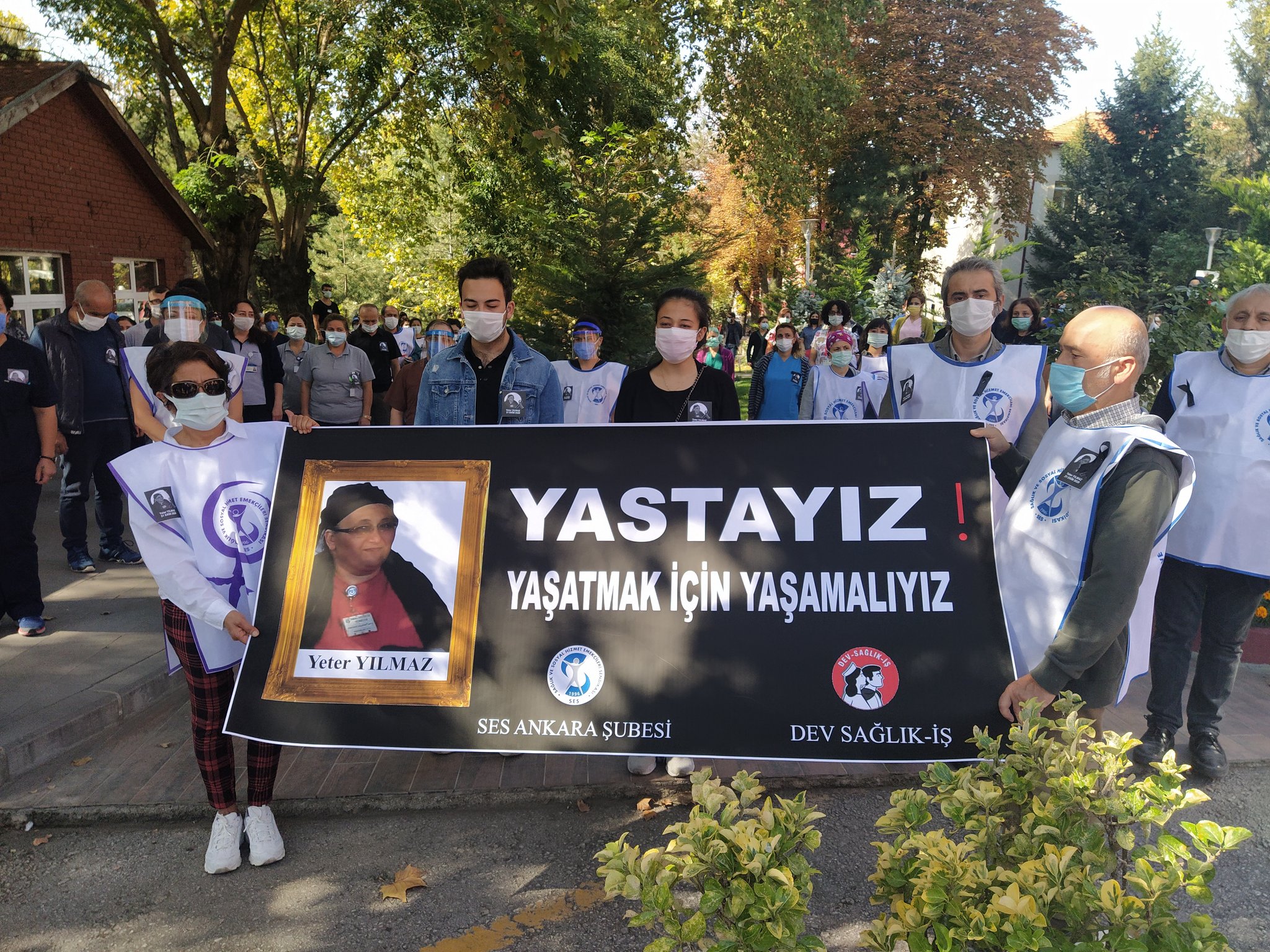 Ankara Şubemiz ve Dev Sağlık-İş Ankara Üniversitesi Tıp Fakültesi Cebeci Hastanesi’nde Covid Nedeniyle Yaşamını Yitiren Sağlık Emekçisi İçin Anma Gerçekleştirdi: Artık Yeter, Yaşatmak İçin Yaşamalıyız