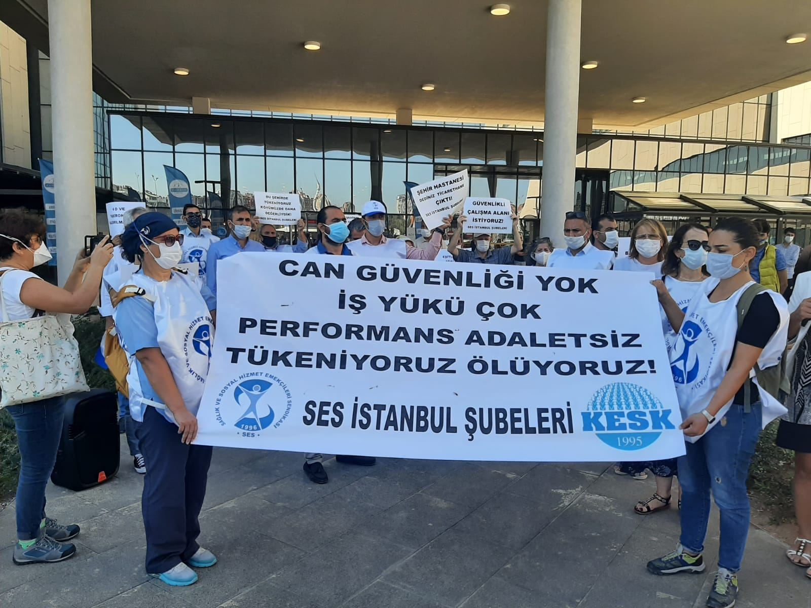 İstanbul Şubelerimizden Başakşehir Çam ve Sakura Şehir Hastanesi Önünde Eylem