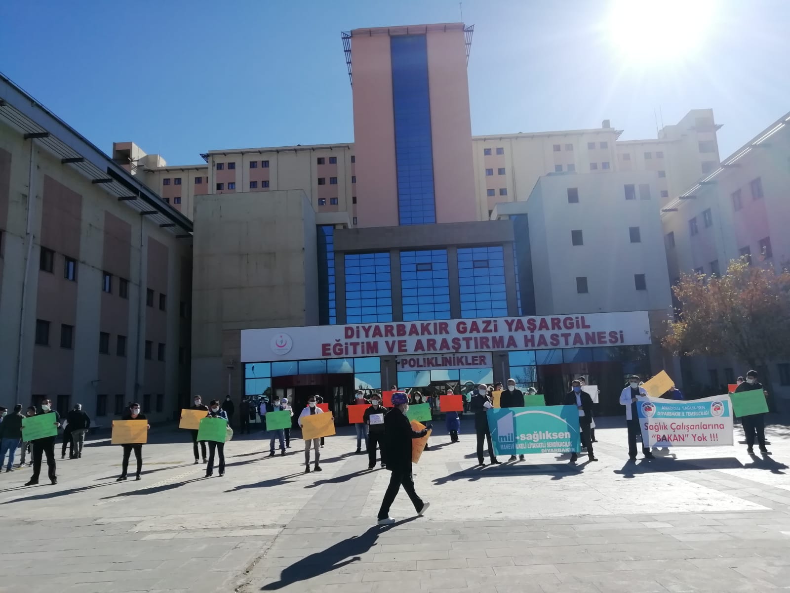 Diyarbakır: Sağlık Emekçilerinin Sorunlarını Görmezden Gelen Sağlık Bakanlığı Alkışlarla Protesto Edildi