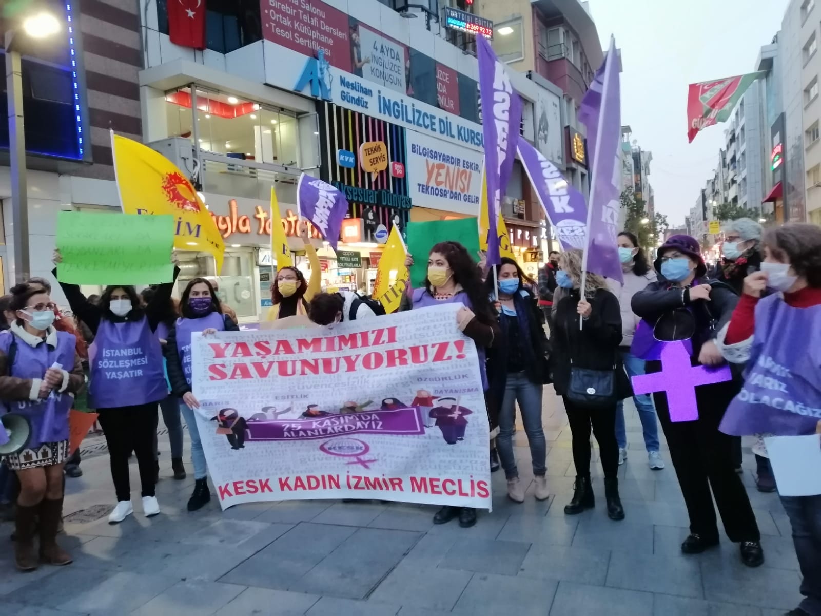 İzmir’de “Yaşamımızı Savunuyoruz” Açıklamasında Bulunan KESK’li Kadınlar 25 Kasım’da Alanlara Çıkma Çağrısı Yaptı