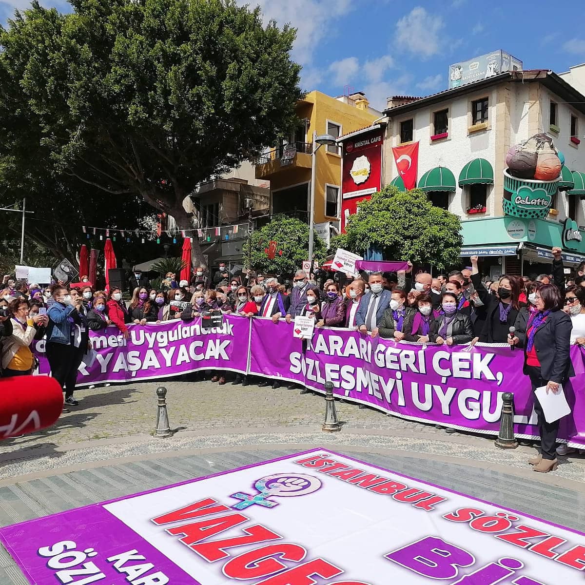 Antalya’da İstanbul Sözleşmesi’nden Vazgeçmiyoruz Eylemleri Devam Ediyor