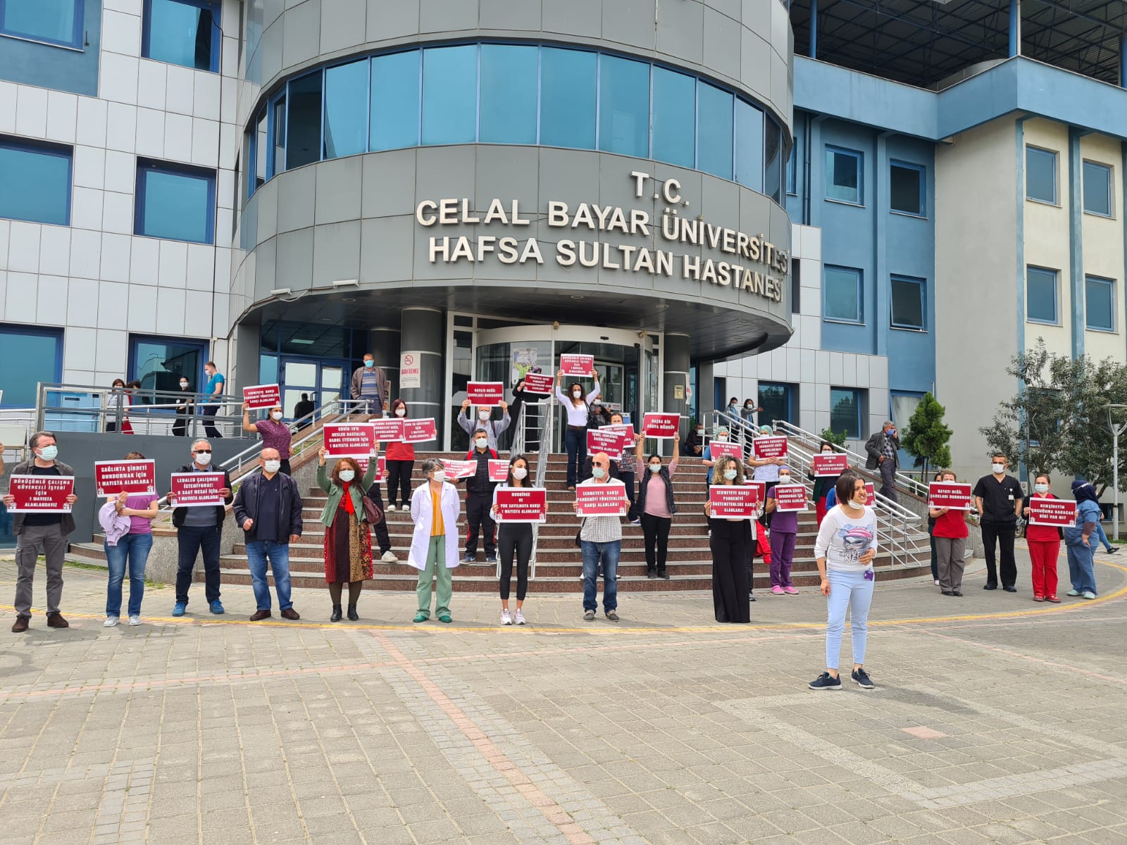 Manisa Şubemiz ve Manisa Tabip Odası’ndan Sağlık Emekçilerinin Hakları İçin CBÜ Hafsa Sultan Hastanesi Önünde Eylem