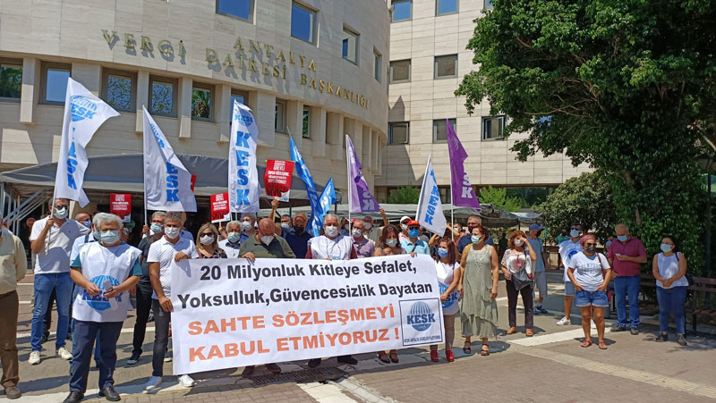 KESK Antalya Şubeler Platformu; Hükümet ve Memur-Sen arasında imzalanan TİS'i protesto etti.