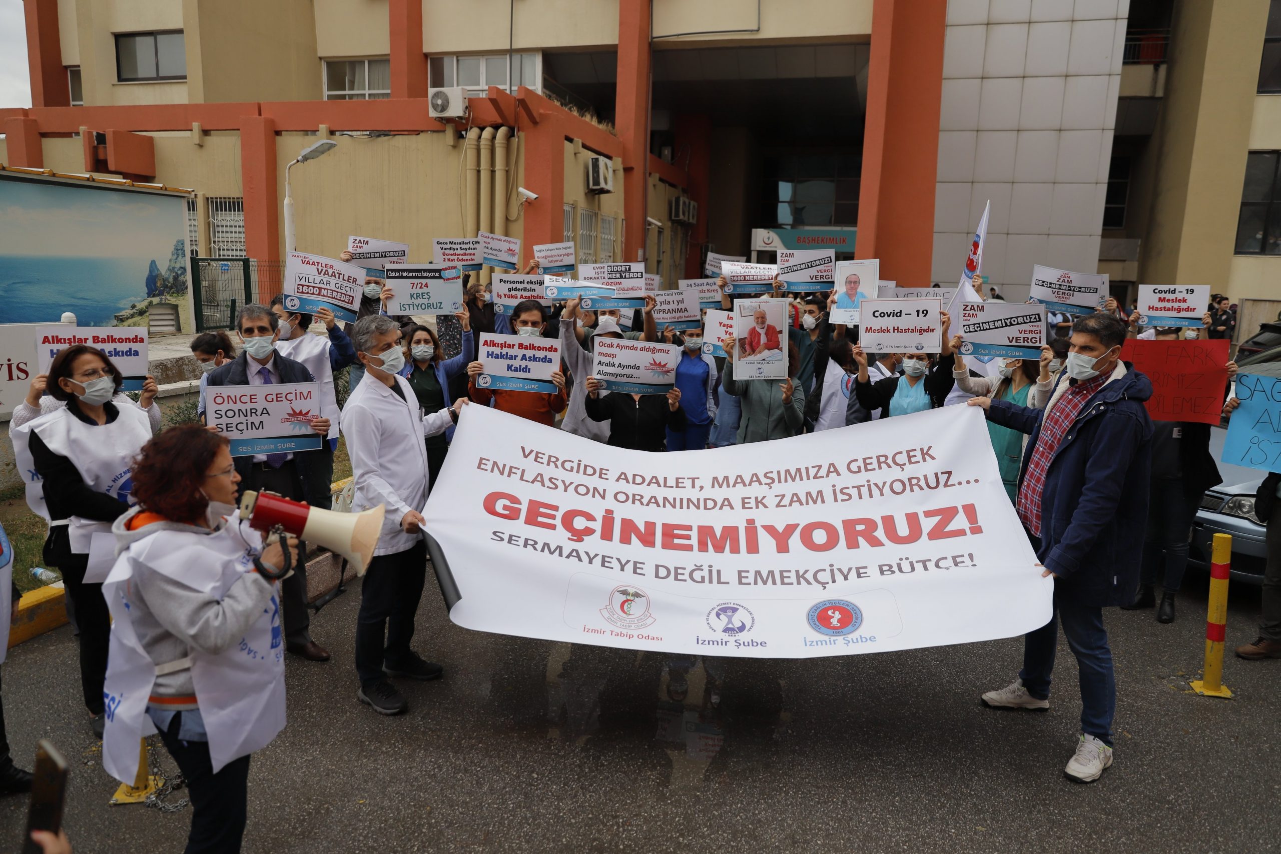 İzmir Şubemiz, İzmir Tabip Odası ve Türkiye Sağlık İşçileri Sendikası İzmir Şubesi: Geçinemiyoruz, Tükendik! Sermayeye Değil Emekçiye Bütçe İstiyoruz