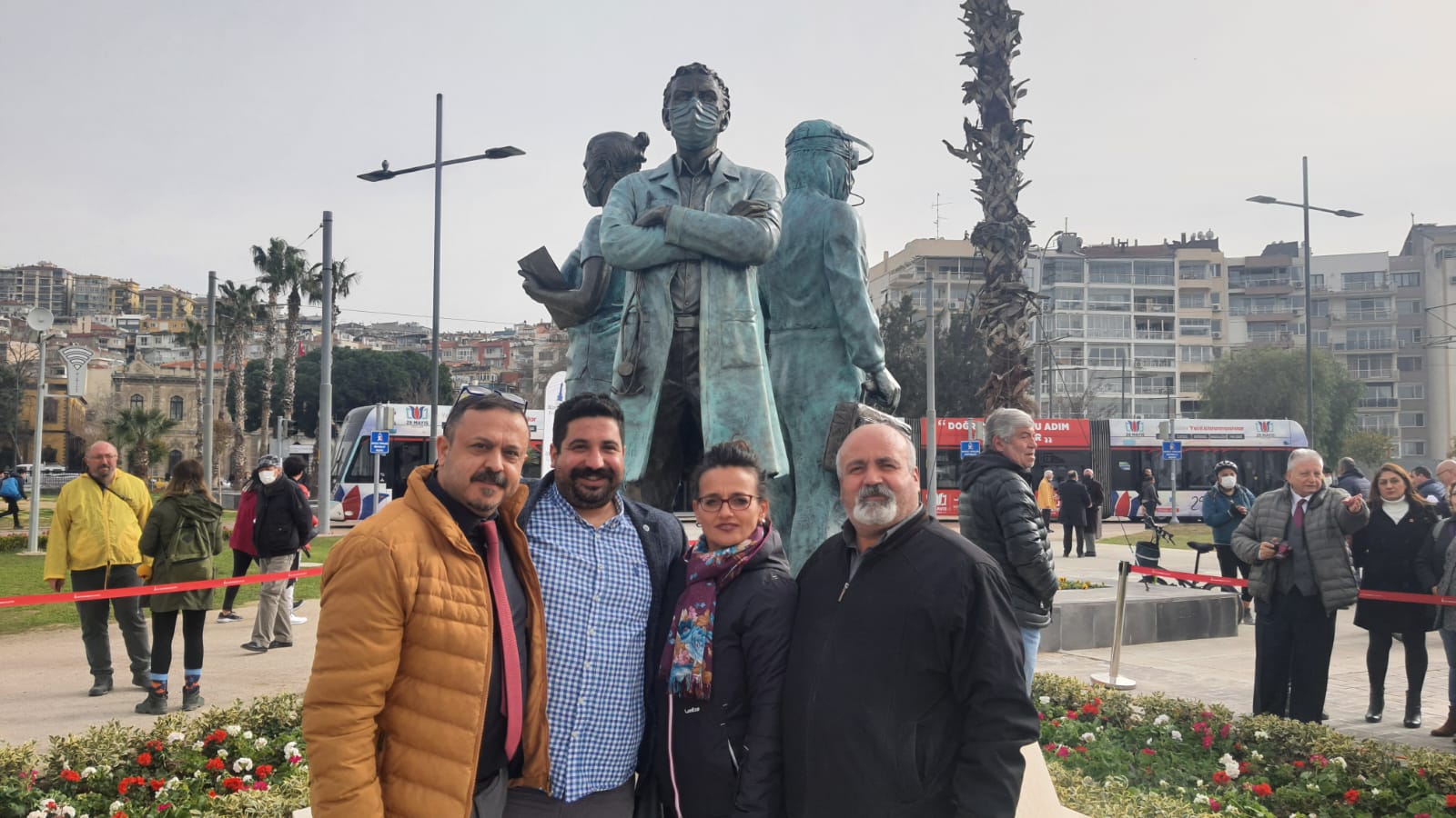 İzmir’de Pandemi Kahramanları Anıtı