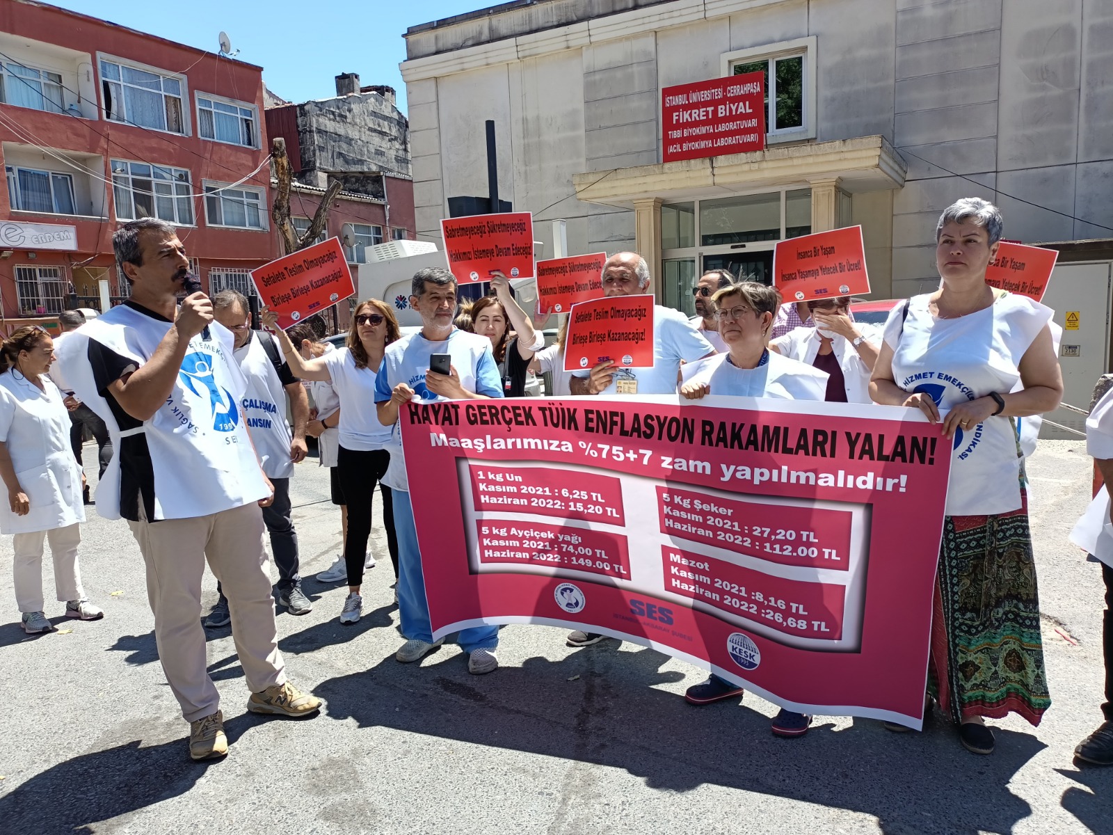 İstanbul Aksaray Şubemiz Cerrahpaşa Tıp Fakültesi Hastanesi Önünden Seslendi: Hayat Gerçek, TÜİK Enflasyon Rakamları Yalan!