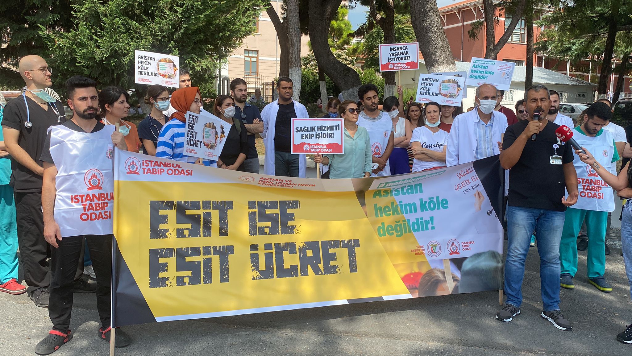 Ek Ödeme Yönetmeliği’ne Karşı Üniversite Hastaneleri Önünde Açıklama Yapan İstanbul Aksaray Şubemiz ve İstanbul Tabip Odası: Eşit İşe Eşit Ücret